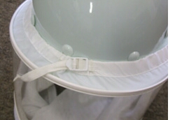 ヘルメットのふちをカバーで覆い、固定する。