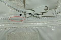プロテクターのファスナーを上着の接合部分に２つ同時に繋げる。